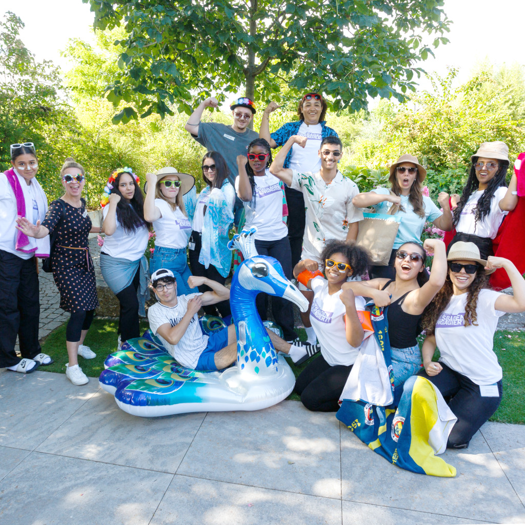 WiesPaten 2022 | Gruppenfoto der Elftklässler:innen aus der Carl-von-Ossietzky-Schule und ihren Patinnen und Paten mit dem Thema "Beach-Vibes"