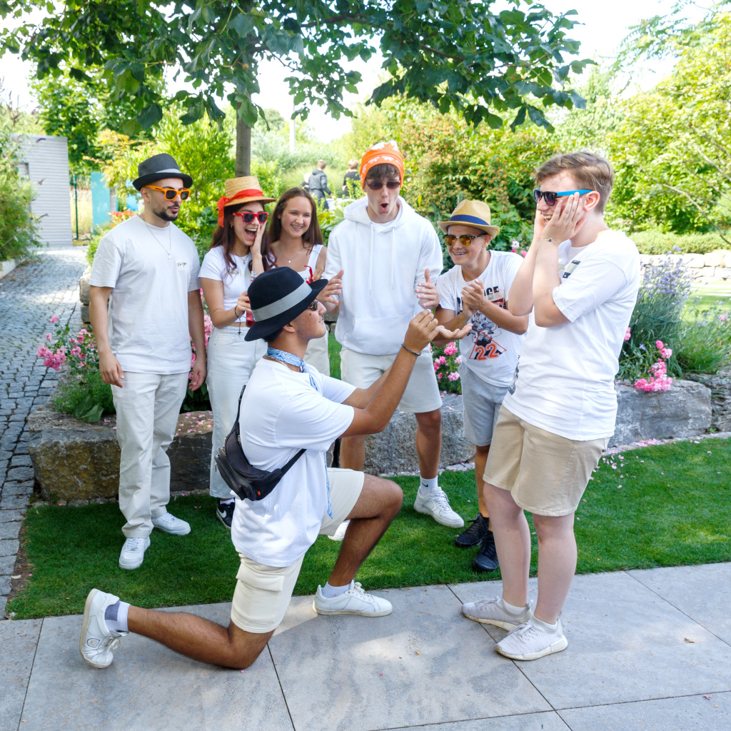 WiesPaten 2022 | Gruppenfoto der Neuntklässler*innen und ihres WiesPaten-Lehrers vom WiesPaten Sommerfest.