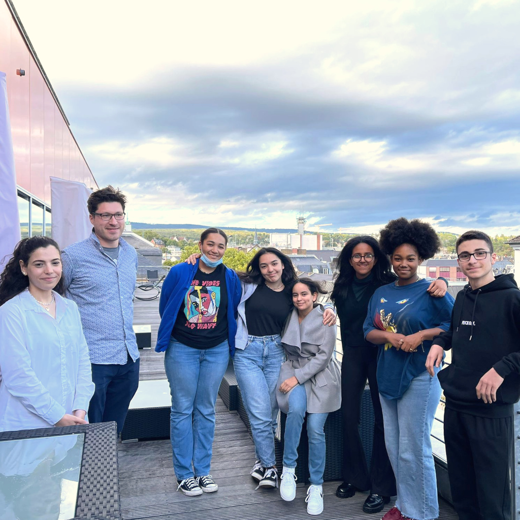 WiesPaten 2021 | Jugendliche und Paten auf der Dachterrasse von AOE auf dem Luisenforum