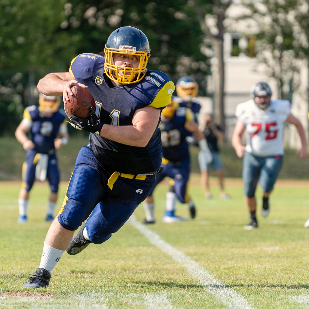 Footballspieler der Wiesbaden Phantoms mit Ball