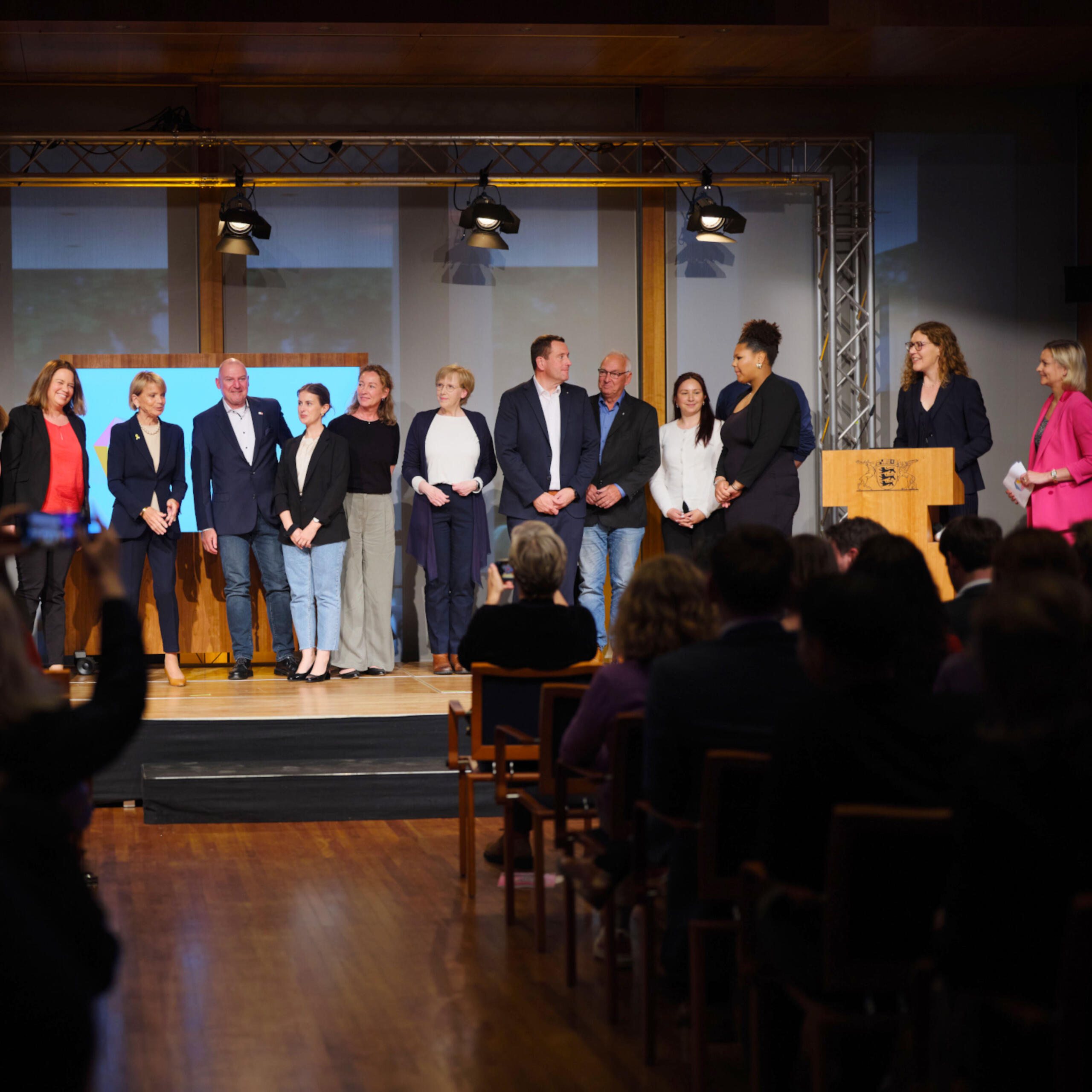 2025_wiespaten_unternehmensengagementpreis_preisverleihung_aufderbühne_20250527_1zu1