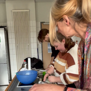 WOW_SHS_sushi-zubereitung-mitLehrerundPatin